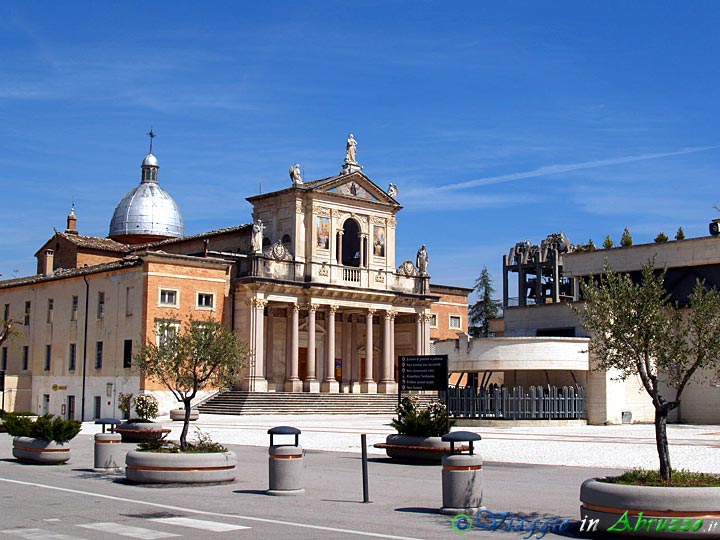 16-P4013346+.jpg - 16-P4013346+.jpg - L'antica basilica, fondata da S. Francesco d'Assisi nel 1215, oggi divenuta  Santuario di San Gabriele dell'Addolorata, Santo dei giovani e Patrono d'Abruzzo. Il Santuario è uno dei 15 luoghi di culto più visitati al mondo.